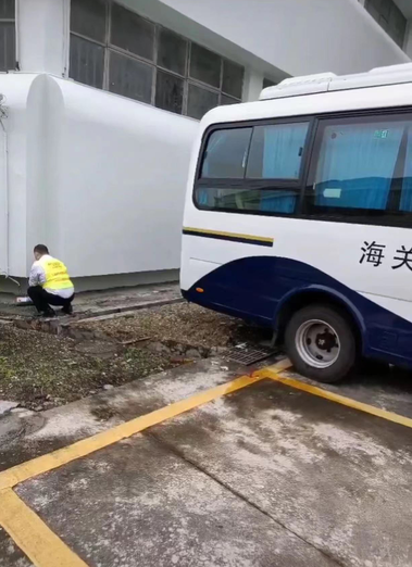 珠海白蟻防治中心為珠海海關消殺除四害現(xiàn)場